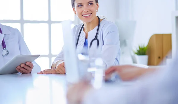 Medici che si consultano in una sala conferenze ospedaliera — Foto Stock