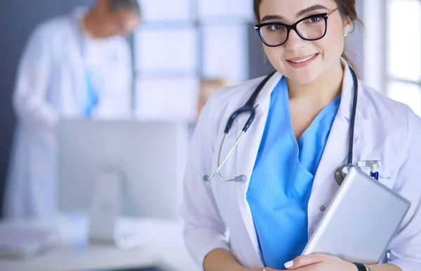 Ärztin benutzt Tablet-Computer in Krankenhauslobby — Stockfoto