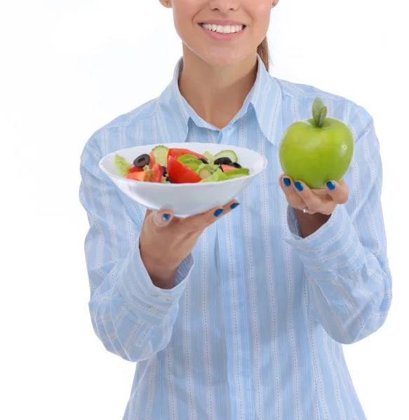 Retrato de una hermosa doctora sosteniendo un plato con verduras frescas y manzana verde. Mujer doctora — Foto de Stock