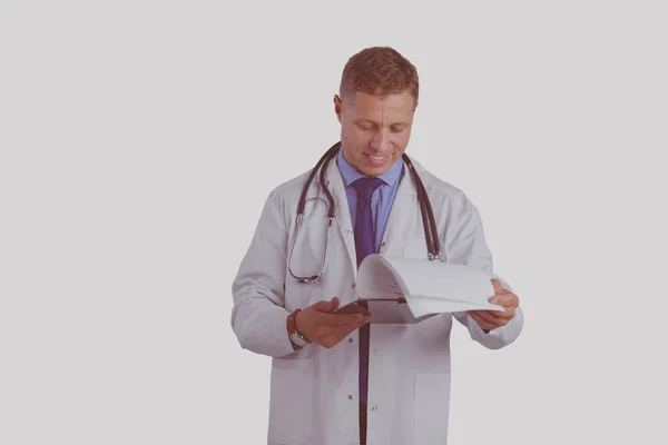 Dosyası olan erkek doktor, beyaz arka planda izole edilmiş. — Stok fotoğraf