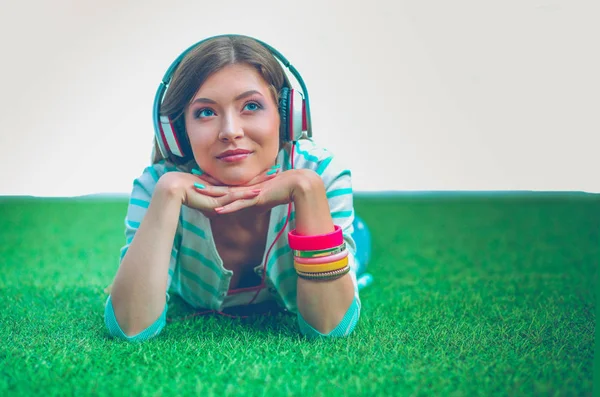 Junge Frau an einem Tisch in der Küche. Junge Frau — Stockfoto