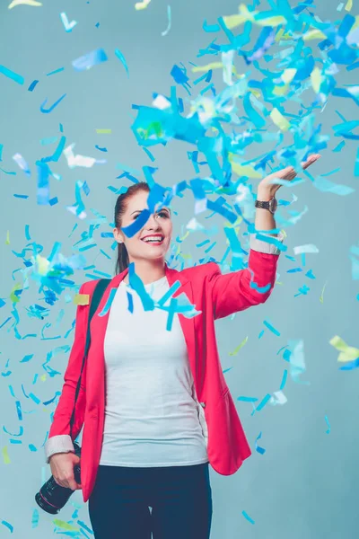 Hermosa mujer feliz con cámara en la fiesta de celebración con confeti. Cumpleaños o Nochevieja celebrando el concepto —  Fotos de Stock