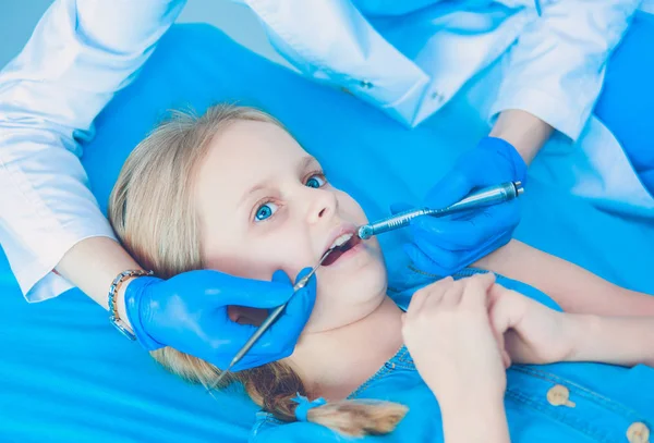 Little girl sitting in the dentists office. — Stock Photo, Image