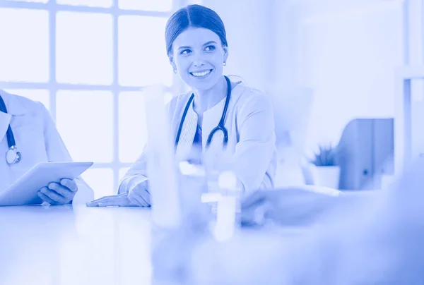 Ärzte beraten sich im Konferenzraum eines Krankenhauses — Stockfoto