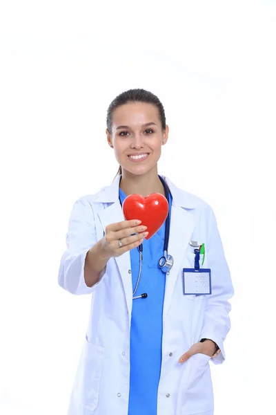 Médico femenino positivo de pie con estetoscopio y símbolo rojo del corazón aislado. Mujer doctora — Foto de Stock