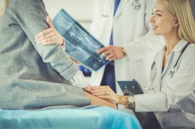 Doktor ve hasta tarama sonuçlarını tarama merkezinde tartışıyor