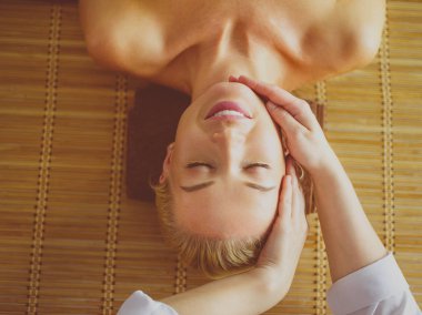 Genç bir kadın masaj salonundan zevk alıyor.