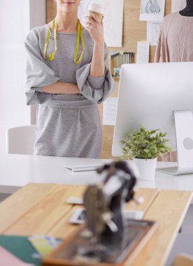 Stüdyoda çalışan modern genç moda tasarımcısı