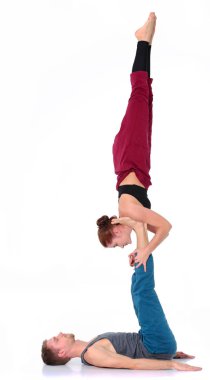 Genç atletik çift pratik acroyoga. Çiftinde Dengeleme.