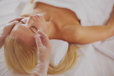 Spa merkezinde geri masaj almak rahat kadın