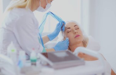 Kaşlar için kalıcı makyaj. Güzellik salonunda kalın kaşlı güzel bir kadın..