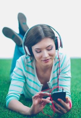 Mutfakta masada oturan genç bir kadın. Genç kadın.