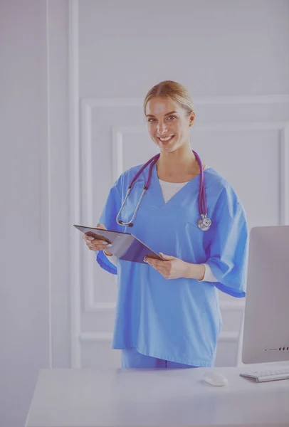 Üniformalı bir dosyayla gülümseyen kadın doktor — Stok fotoğraf