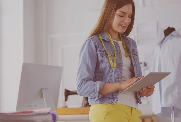 Modeontwerpers werken in studio zittend op het bureau — Stockfoto