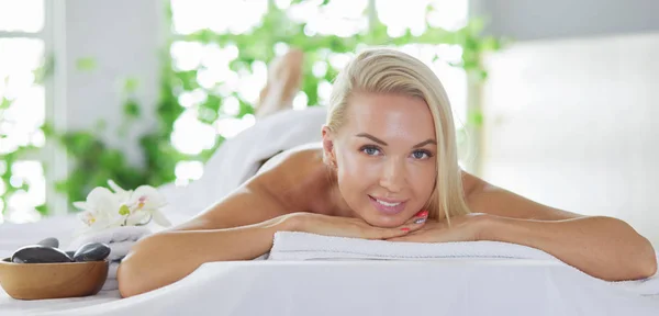 Mujer relajada recibiendo masaje de espalda en el centro de spa —  Fotos de Stock