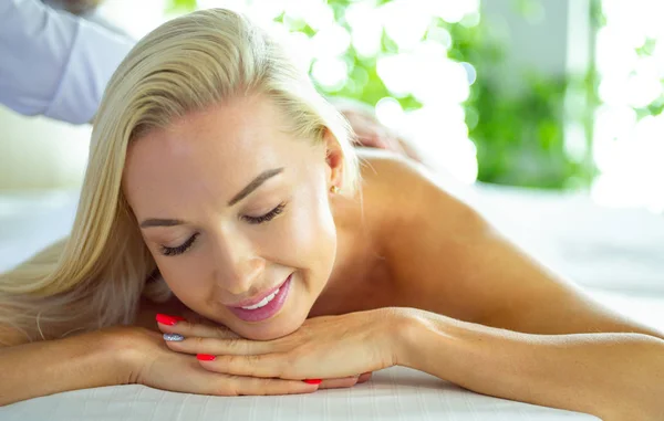 Entspannte Frau bekommt Rückenmassage im Wellness-Center — Stockfoto