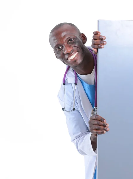 Άντρας γιατρός κρατάει άδεια πλακάτ. Γιατρός. Billboard — Φωτογραφία Αρχείου