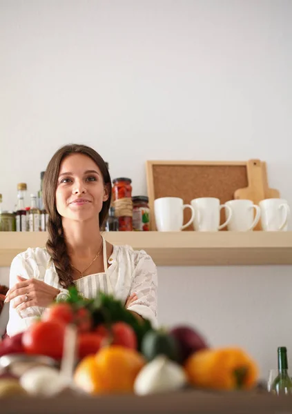 Una joven sentada en una mesa en la cocina. Mujer joven —  Fotos de Stock