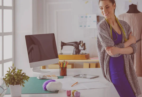 Mooie mode vrouw ontwerper staan in studio — Stockfoto