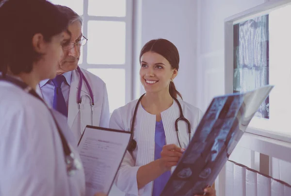 微笑的医生在医院里讨论病人的X光诊断 — 图库照片