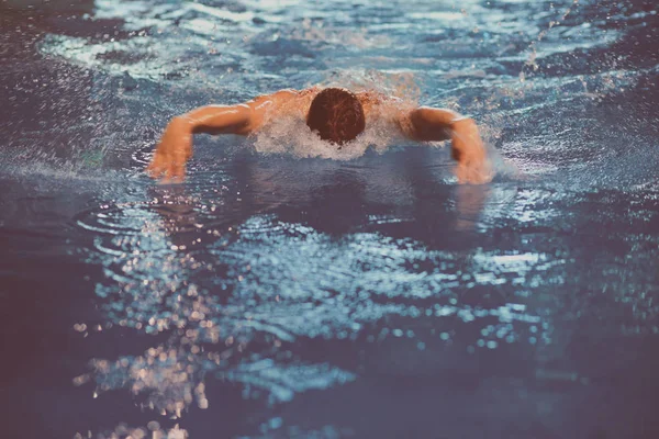 Мужчина плавает в бассейне. Подводное фото. Пловец-мужчина . — стоковое фото