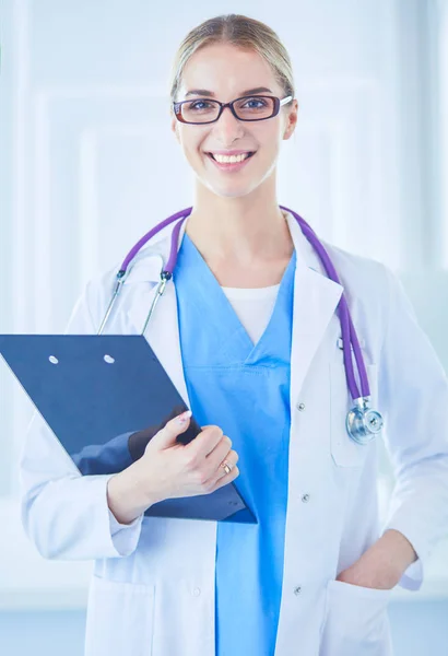 Lächelnde Ärztin mit Ordner in Uniform im Stehen — Stockfoto