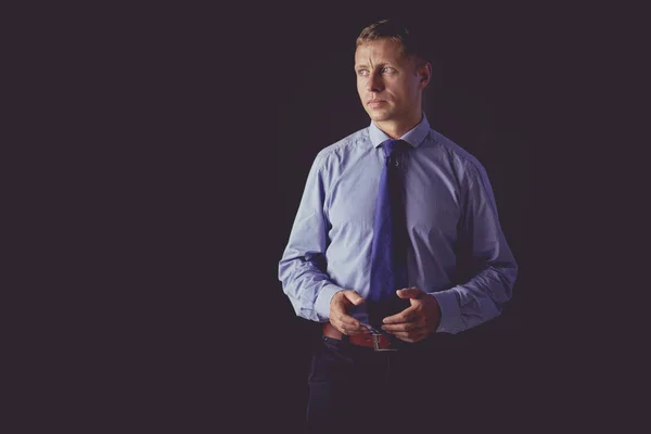 Portret van succesvolle zakenman. Geïsoleerd op donkere achtergrond — Stockfoto