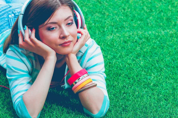 Junge Frau an einem Tisch in der Küche. Junge Frau — Stockfoto