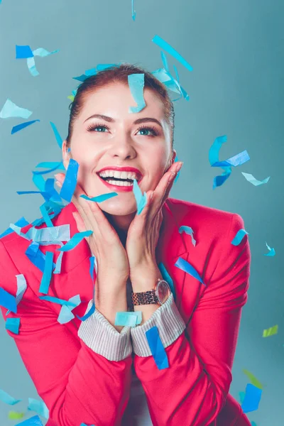 Portreit bella donna felice alla festa di festa con coriandoli. Compleanno o Capodanno celebrando il concetto . — Foto Stock