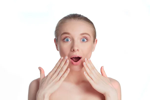 Gelukkige en verrast vrouw met haar handen op gezicht uitdrukken verbazing — Stockfoto
