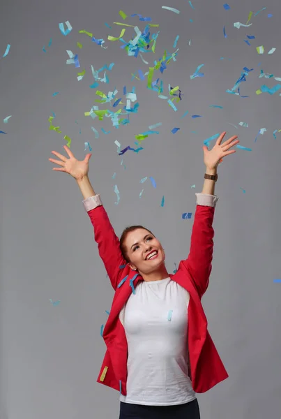 Portreit mooie gelukkige vrouw op feest feestje met confetti. Verjaardag of nieuwe jaar vooravond vieren concept. — Stockfoto