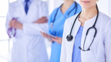 Hastane Kaza ve Acil Servis 'te duran bir grup doktor ve hemşire