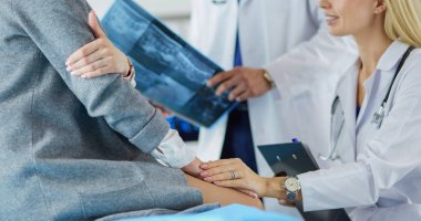 Doktor ve hasta tarama sonuçlarını tarama merkezinde tartışıyor