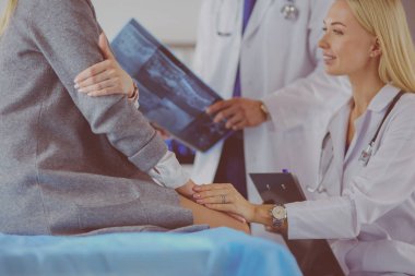 Doktor ve hasta tarama sonuçlarını tarama merkezinde tartışıyor