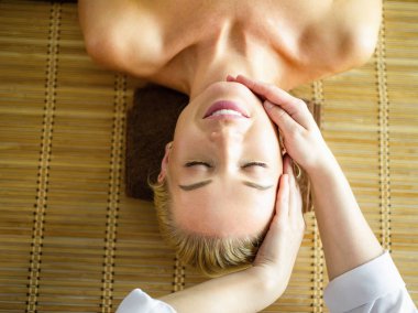 Genç bir kadın masaj salonundan zevk alıyor.