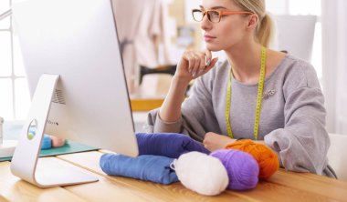 kadın tasarımcı atölye laptop arıyorum