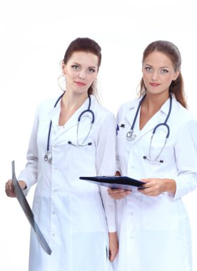 İki kadın hemşire X Ray görüntü, hastanede ayakta izliyor. X Ray. İki kadın doktor