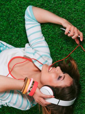 Mutfakta masada oturan genç bir kadın. Genç kadın.