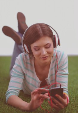 Mutfakta masada oturan genç bir kadın. Genç kadın.