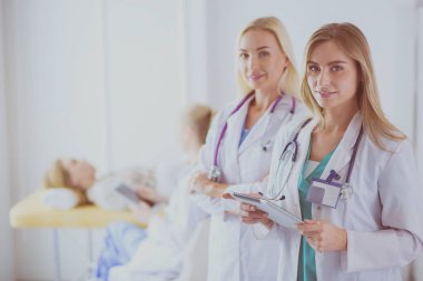 tıbbi ofiste geçti silah ile duran üç kendine güvenen kadın doktor portresi.