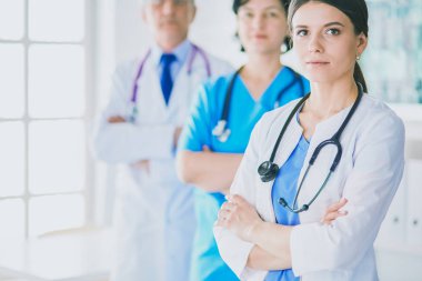 Hastane Kaza ve Acil Servis 'te duran bir grup doktor ve hemşire