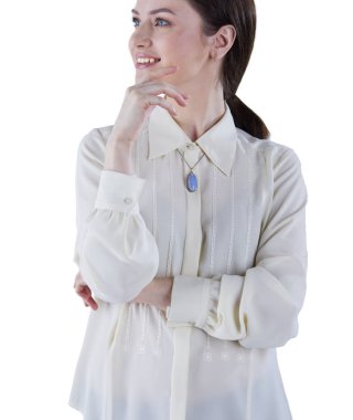 Güzel, gülümseyen bir kadın beyaz arka planda.