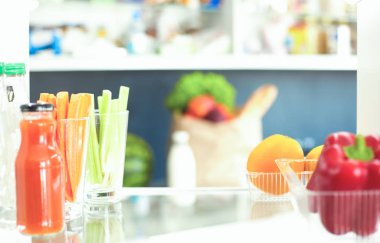 Taze meyve ve sebzelerle dolu açık bir buzdolabı, sağlıklı gıda arka planı, organik beslenme.