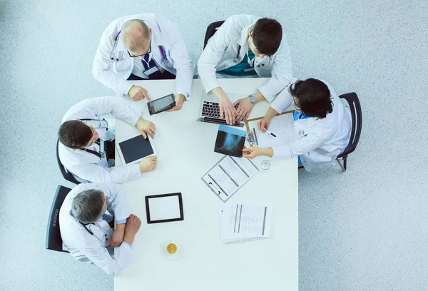 Orvosi csapat ül, és megvitassák az asztalnál, felső nézet — Stock Fotó