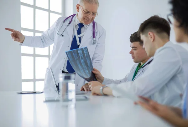 Equipo médico sentado y discutiendo en la mesa — Foto de Stock