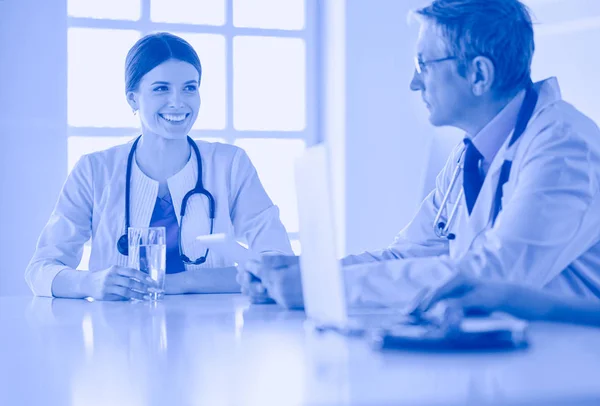 Läkare konsulterar varandra i ett sjukhuskonferensrum — Stockfoto