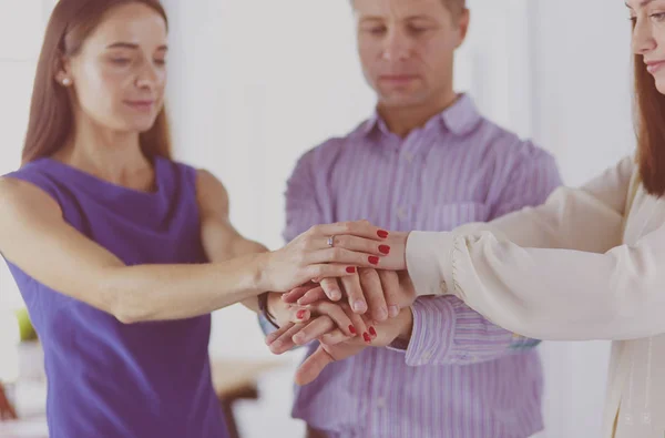 Grupo de manos de negocios sosteniendo un brote joven y fresco. Símbolo de negocio creciente y verde — Foto de Stock