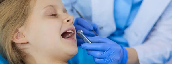 Little girl sitting in the dentists office. — Stock Photo, Image