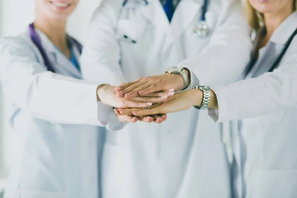 Médicos e enfermeiros em uma equipe médica empilhando mãos — Fotografia de Stock