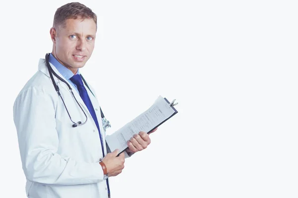 Muž lékař stojící se složkou, izolované na bílém pozadí — Stock fotografie